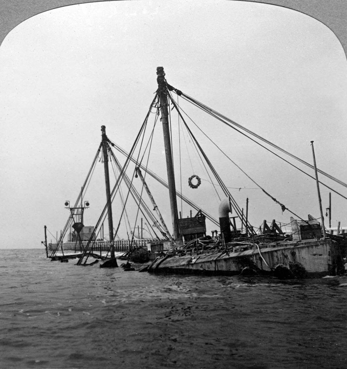 سفينة حربية غارقة HMS Vindictive ، أوستند ، بلجيكا ، الحرب العالمية الأولى ، 1918. بواسطة واقعية يسافر الناشرين