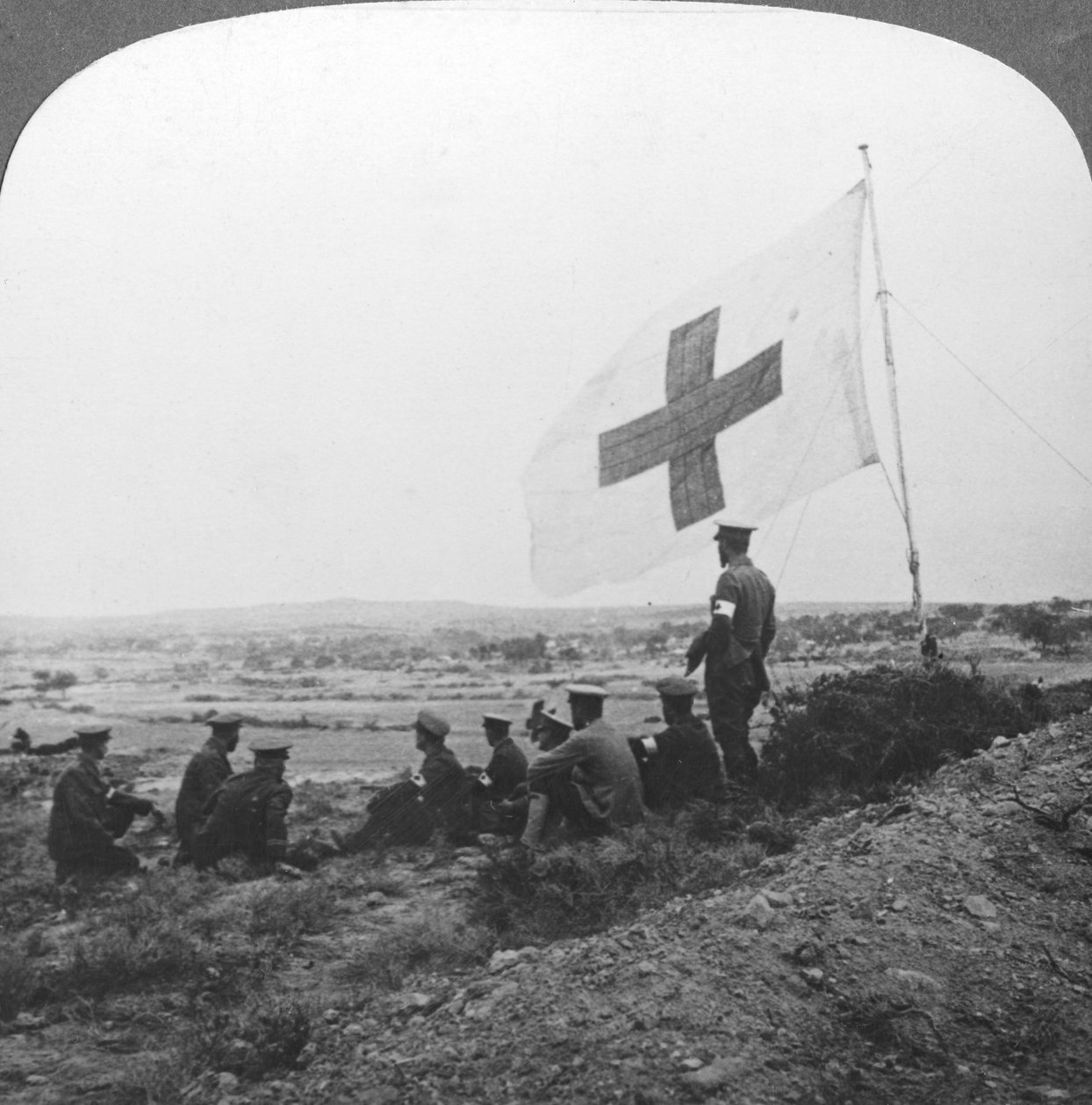 الصليب الأحمر البريطاني في الميدان ، جاهز لمهمة الرحمة ، الحرب العالمية الأولى ، c1914-c1918 بواسطة واقعية يسافر الناشرين