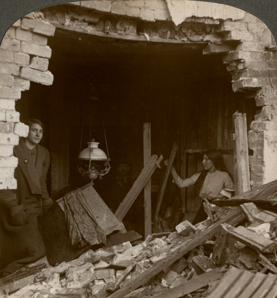 الأضرار التي لحقت بقنبلة زيبلين الألمانية ، الحرب العالمية الأولى ، 1914-1918. بواسطة واقعية يسافر الناشرين