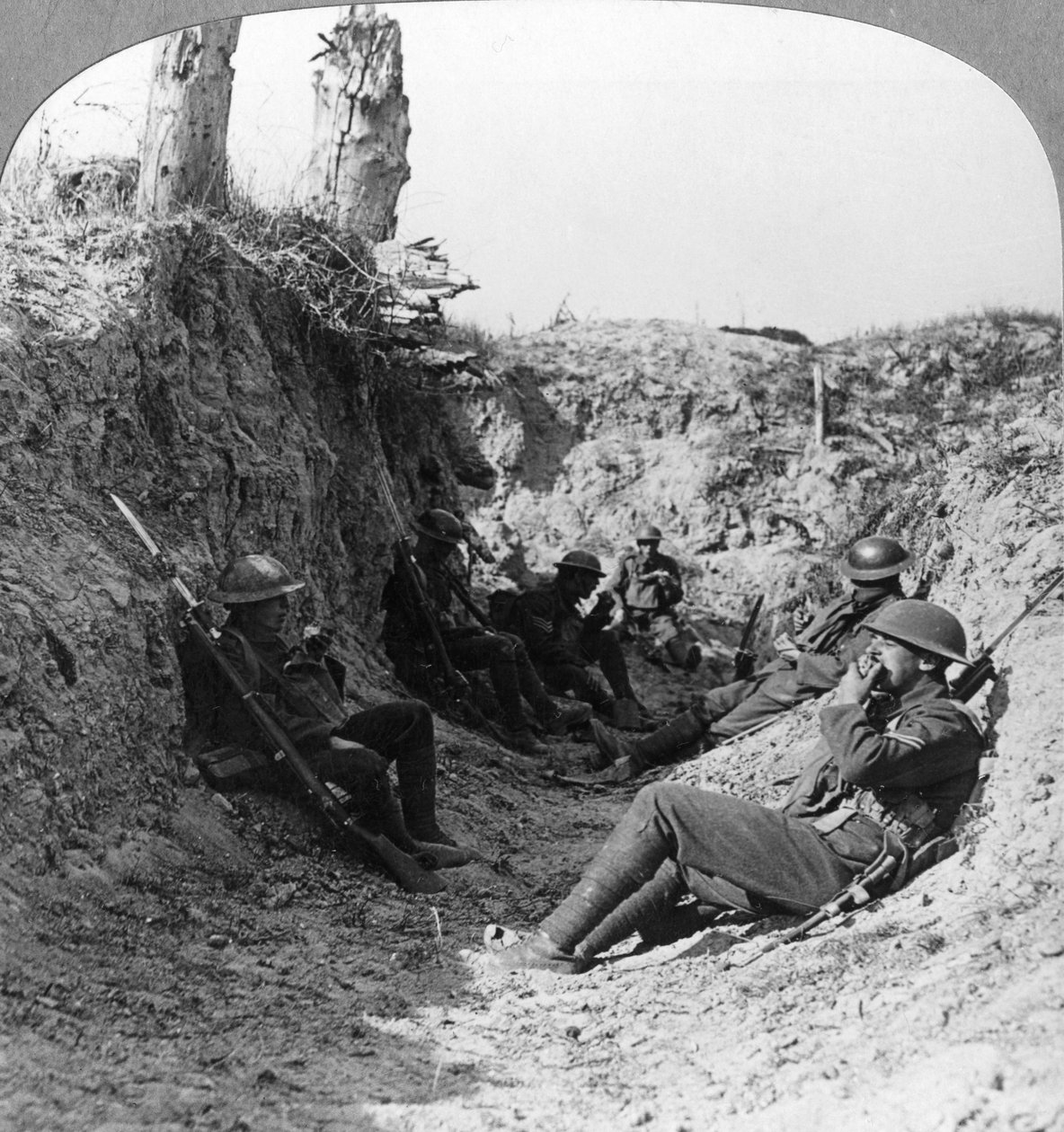 جنود ينتظرون في خندق بالقرب من أراس ، فرنسا ، الحرب العالمية الأولى ، c1914-c1918. بواسطة واقعية يسافر الناشرين