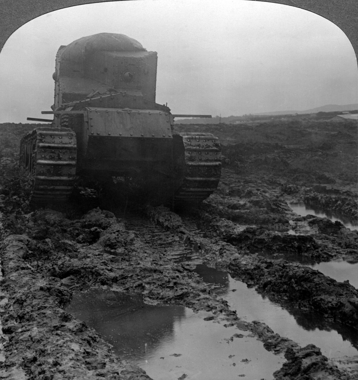 دبابة الوبت في ساحة معركة موحلة ، موركورت ، فرنسا ، الحرب العالمية الأولى ، 1918. بواسطة واقعية يسافر الناشرين