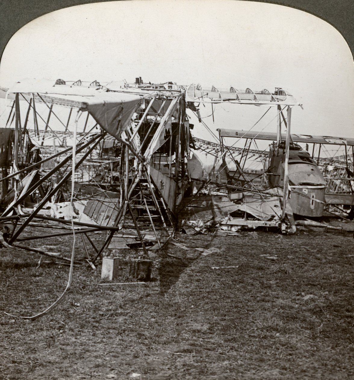 حطام مفجر ألماني حاول اختراق الدفاع الجوي ، الحرب العالمية الأولى ، 1914-1918. بواسطة واقعية يسافر الناشرين