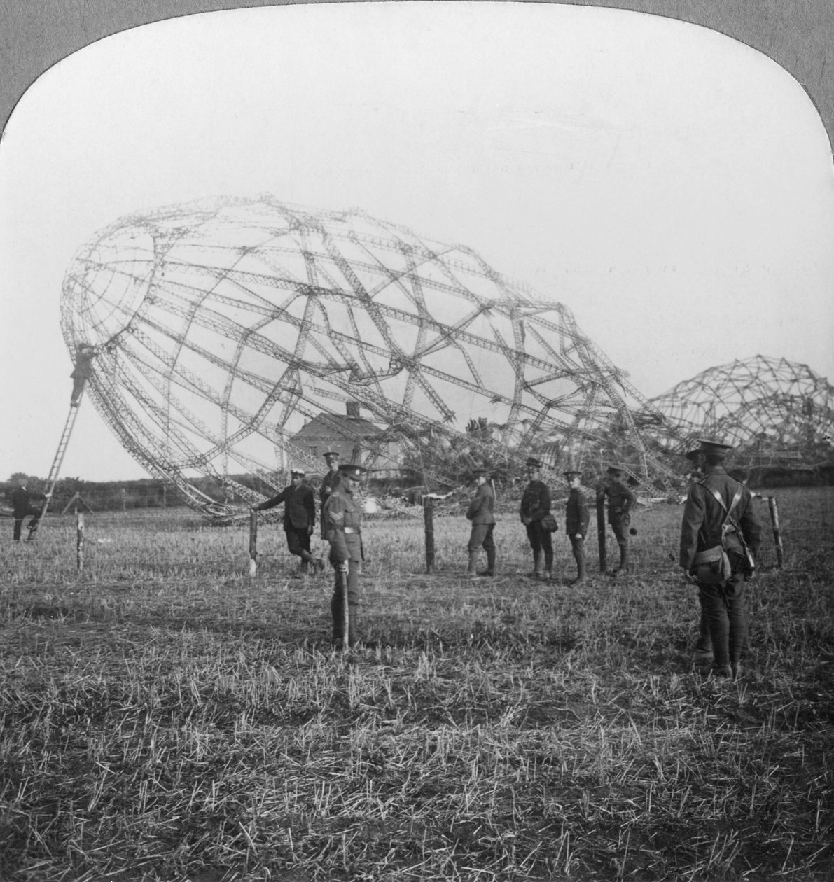 أسقط زيبلين بالقرب من كولشستر ، إسيكس ، الحرب العالمية الأولى ، 1916 بواسطة واقعية يسافر الناشرين