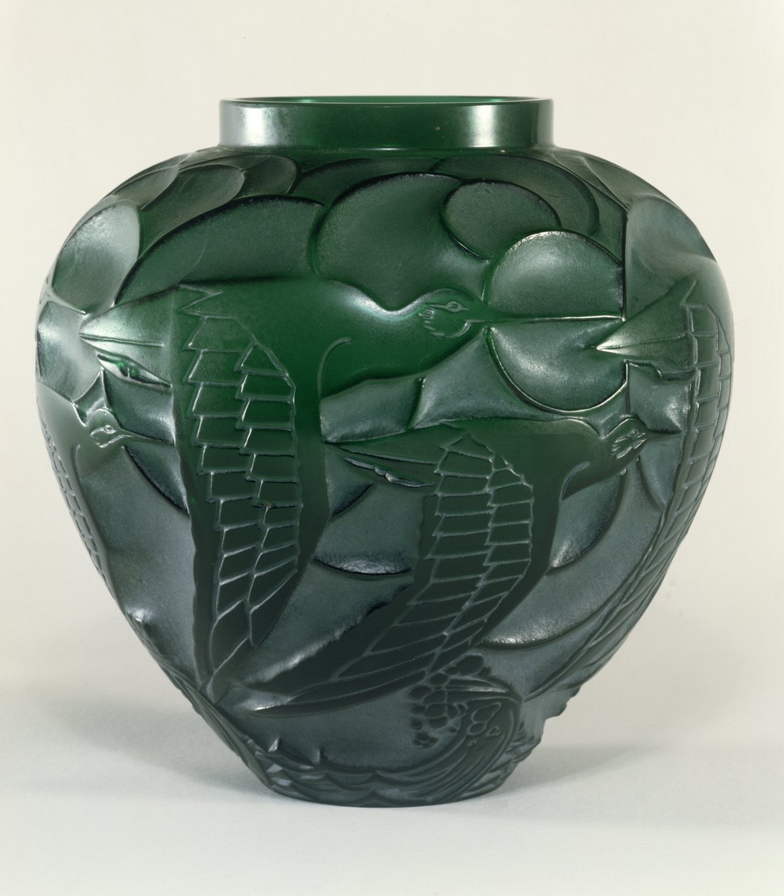 Curlew Vase ، 1931 (الزنجار الأخضر والأبيض على الزجاج الأخضر) بواسطة رينيه جول لاليك