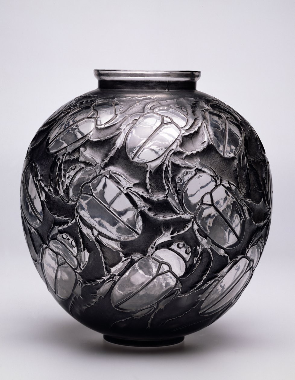مزهرية Scarabs كبيرة ، 1923 (الزنجار الأسود والزجاج المنفوخ بالعفن) بواسطة رينيه جول لاليك