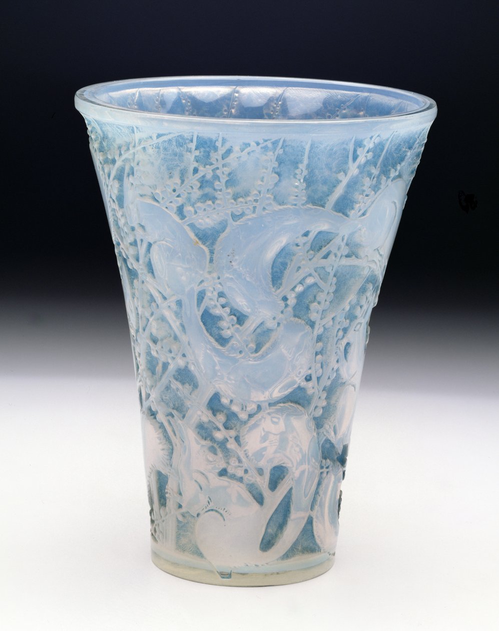 Senart Vase ، 1934 (الزنجار الأزرق على الزجاج البراق) بواسطة رينيه جول لاليك
