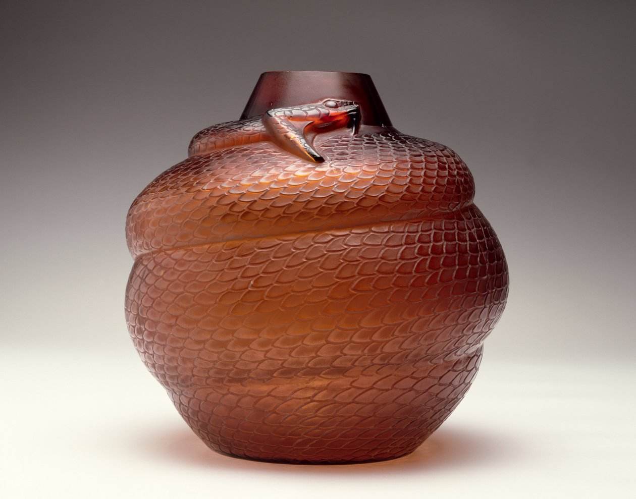 الثعبان ، إناء من الزجاج الكهرماني من إعداد R. Lalique ، 1924 بواسطة رينيه جول لاليك
