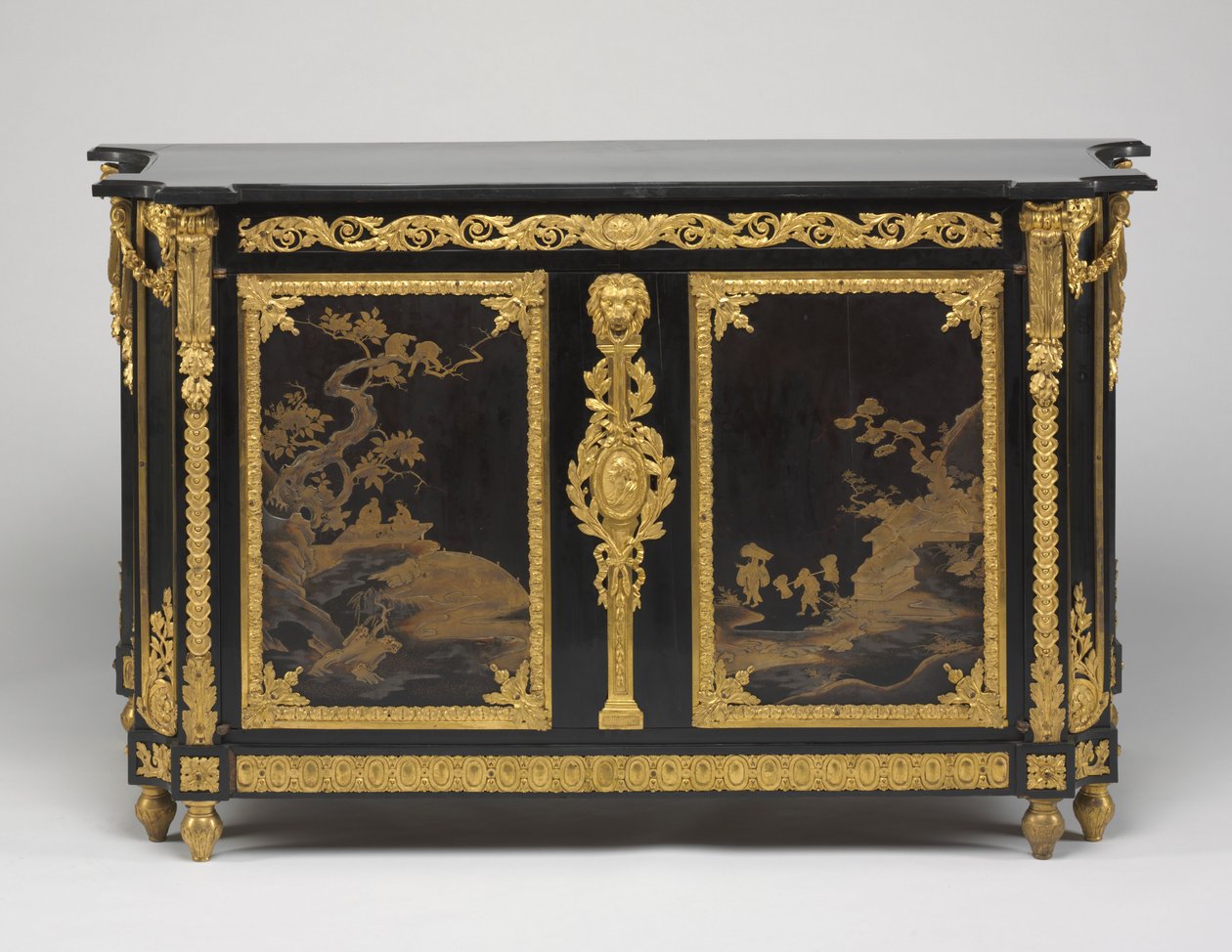 خزانة الأدراج (Commode) ، حوالي 1765-1770 (قشرة خشب الأبنوس مع ألواح ورنيش يابانية ، وحوامل من البرونز المذهَّب ، وسطح رخامي) بواسطة رينيه دوبوا