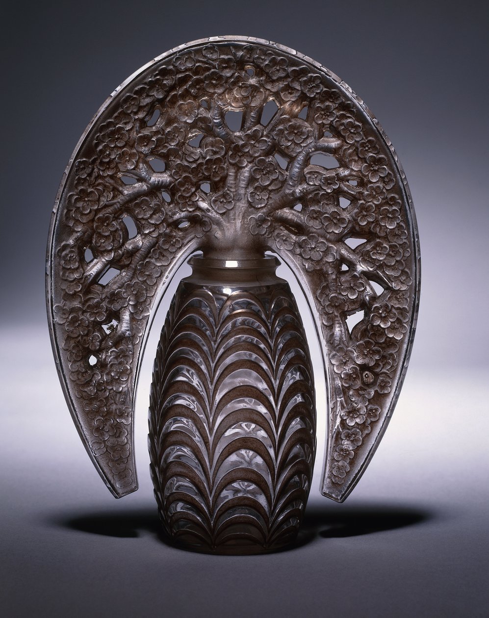 Bouchons Fleurs de Pommiers No. 493 ، c.1919 (زجاج ملون وردي شفاف ومجمد) بواسطة رينيه جول لاليك