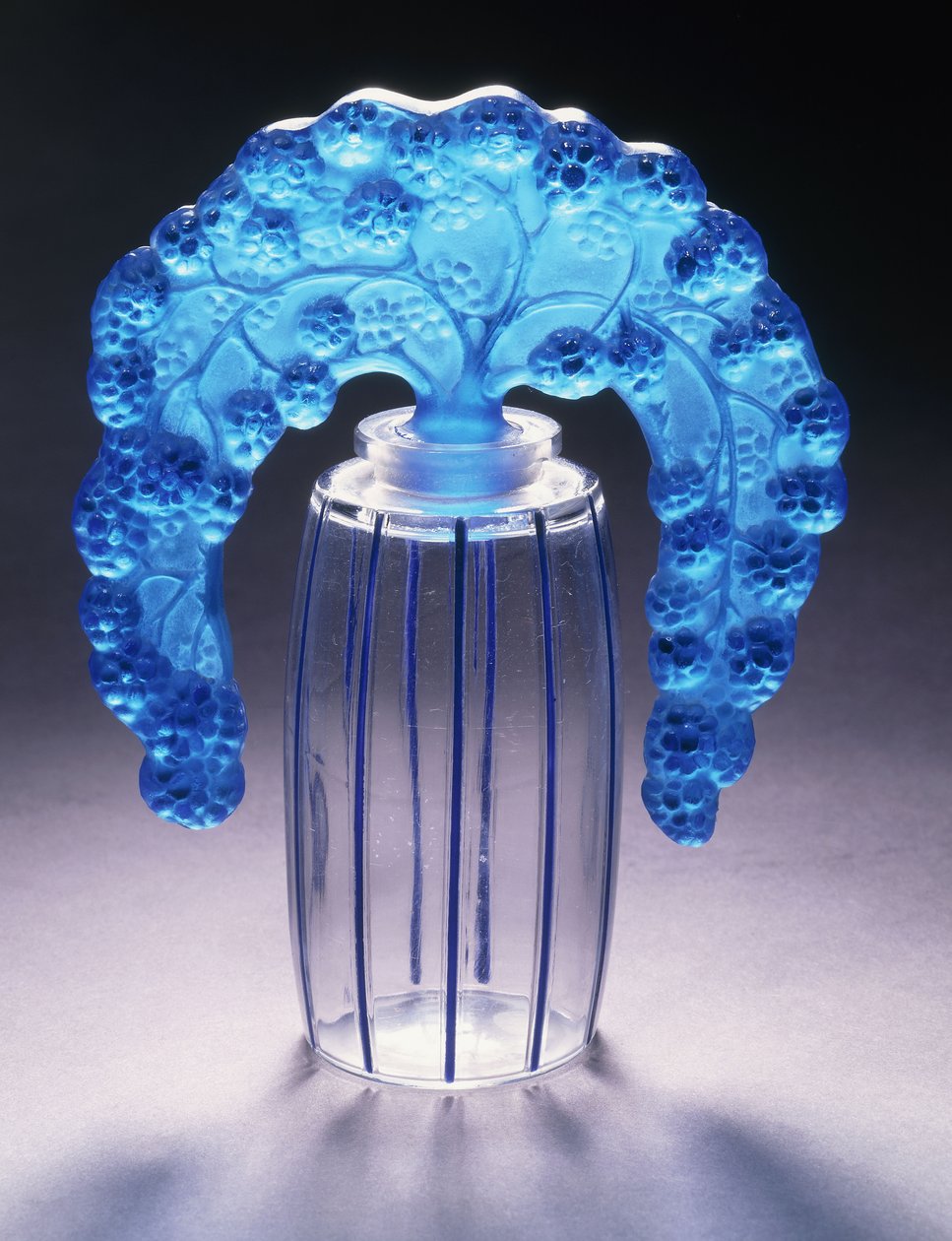 Bouchons Mures No. 495، c.1920 (زجاج شفاف مطلي بالمينا الزرقاء) بواسطة رينيه جول لاليك