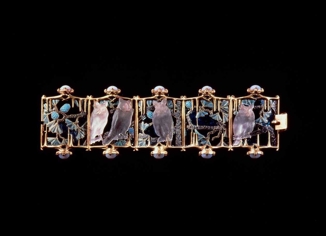 Bracelet with gold, glass, enamel and chalcedony owls and leaves بواسطة رينيه جول لاليك