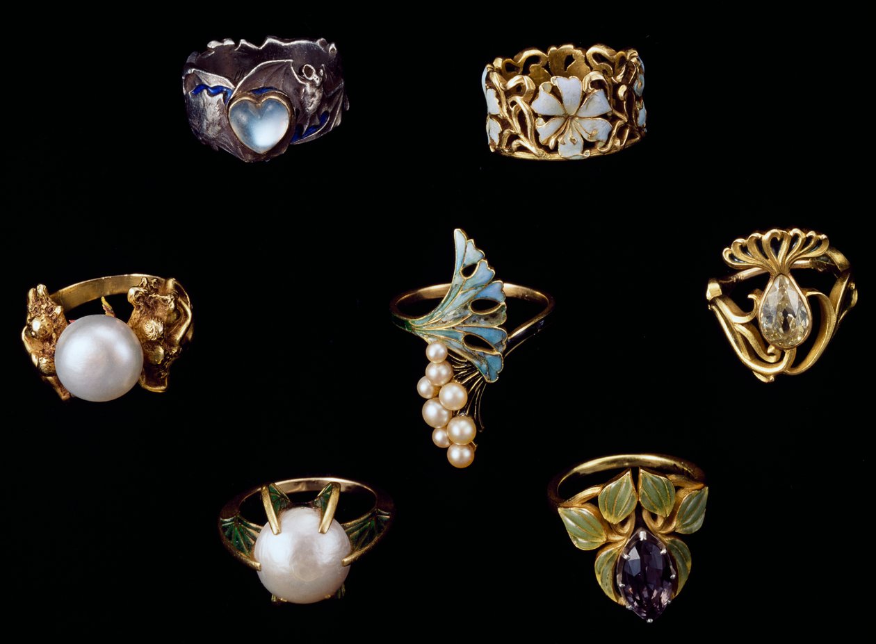 Gold, silver and copper rings with enamel, opal, pearls, amethysts and brilliant diamonds بواسطة رينيه جول لاليك