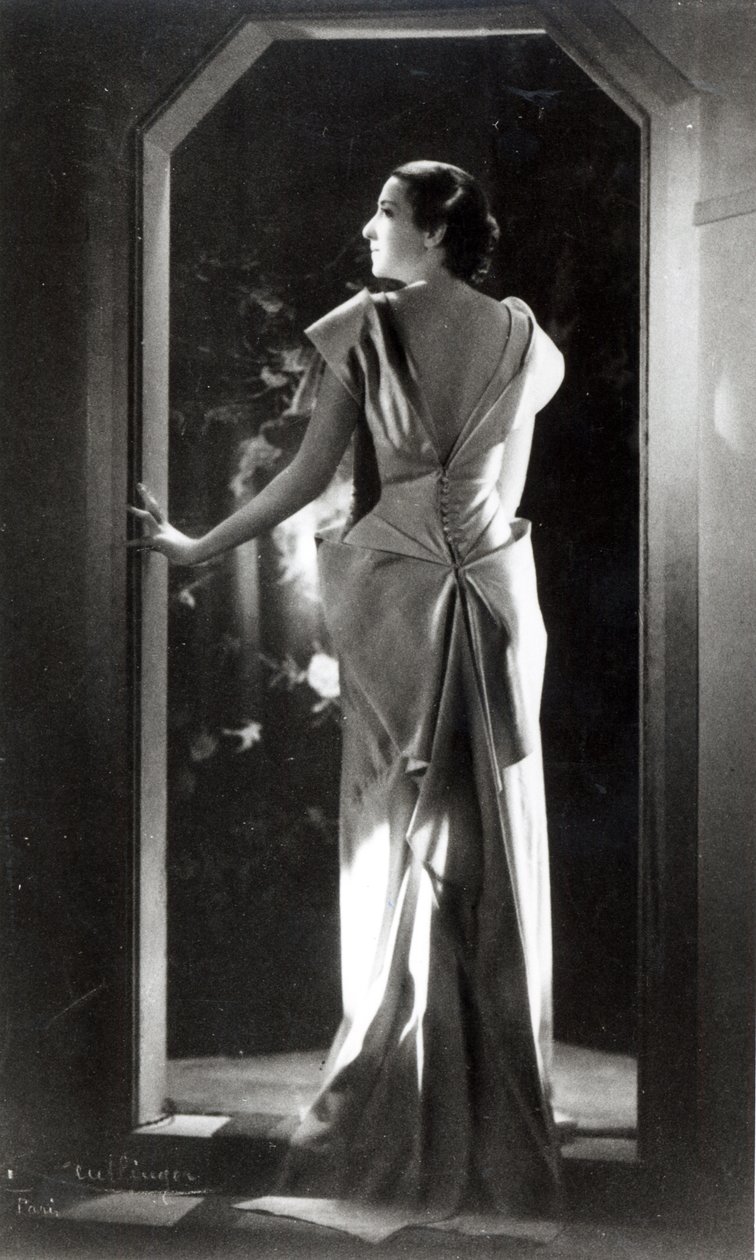فستان من تصميم Madeleine Vionnet (1876-1975) بواسطة استوديو ريوتلنجن