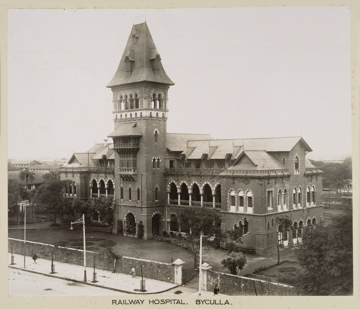 مستشفيات بيكولا للسكك الحديدية ، الهند ، عام 1930 بواسطة ريتشارد (بعد) داد