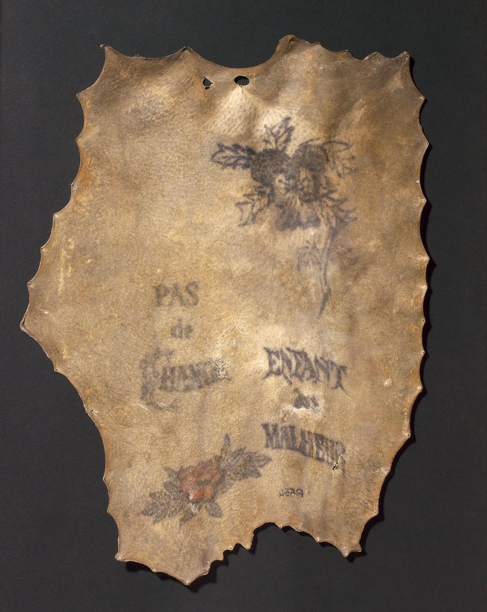 Human skin, tattooed with flowers and inscriptions, French بواسطة ريتشارد (بعد) داد
