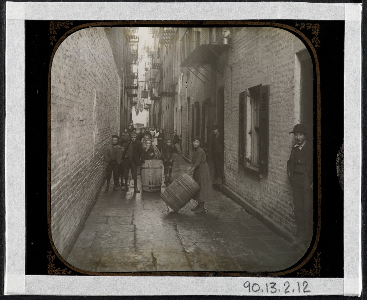 Gotham Court، 38 Cherry Street، c.1890 (طباعة الجيلاتين الفضي) بواسطة ريتشارد هوي لورانس