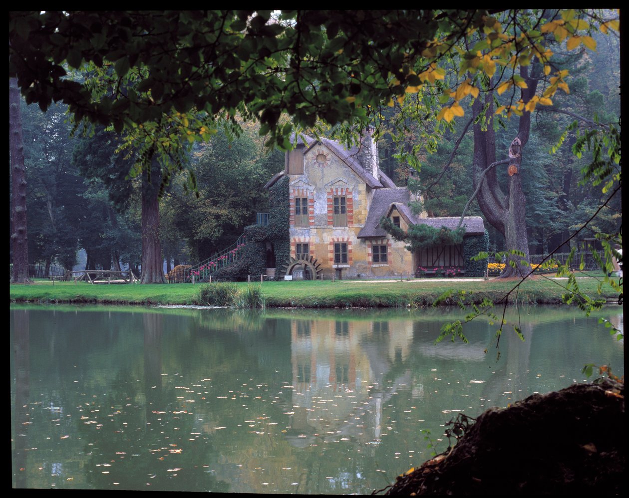 The Hameau de la Reine - La Maison de la Reine في Hameau de la Reine Marie Antoinette ، في متنزه Chateau de Versailles. بواسطة ريتشارد ميك