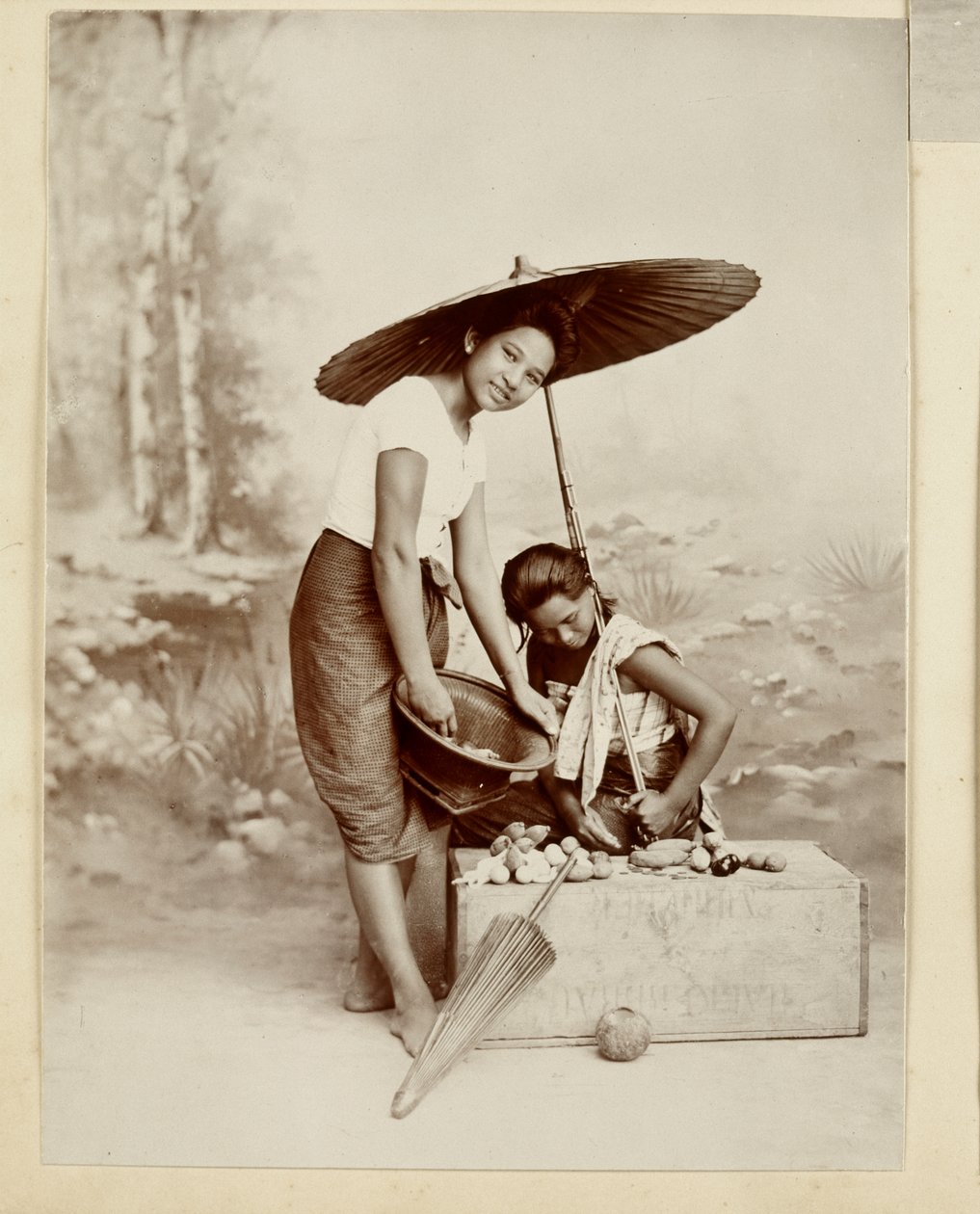 فتاة تحمل مظلة ، 1890 بواسطة روبرت لينز