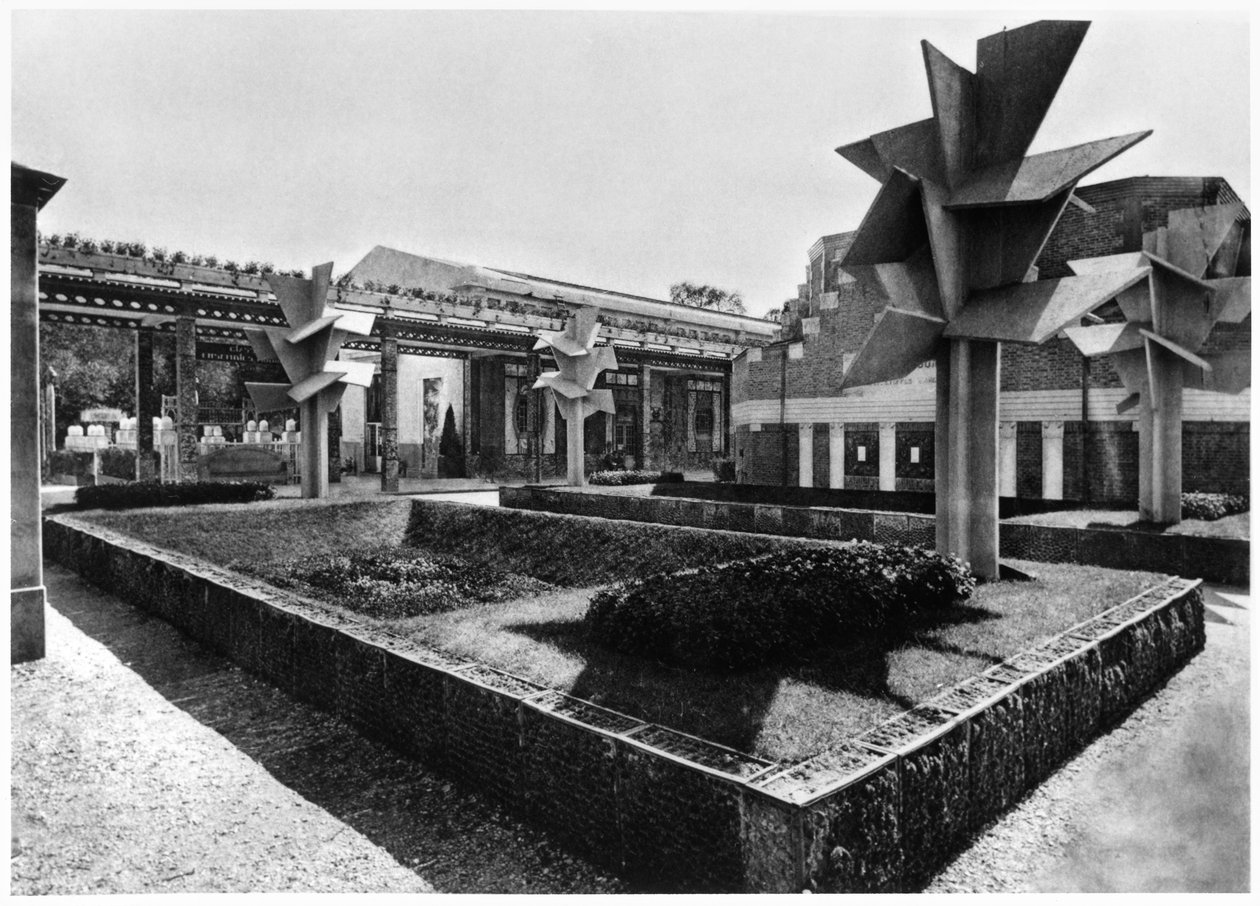 الحديقة الشتوية والأشجار الخرسانية التكعيبية في معرض آرت ديكو ، من &39;Exposition des Arts Decoratifs ، Batiments et Jardins&39; من قبل M. Roux-Spitz ، باريس ، 1925 (الخرسانة) بواسطة روبرت ماليت ستيفنز
