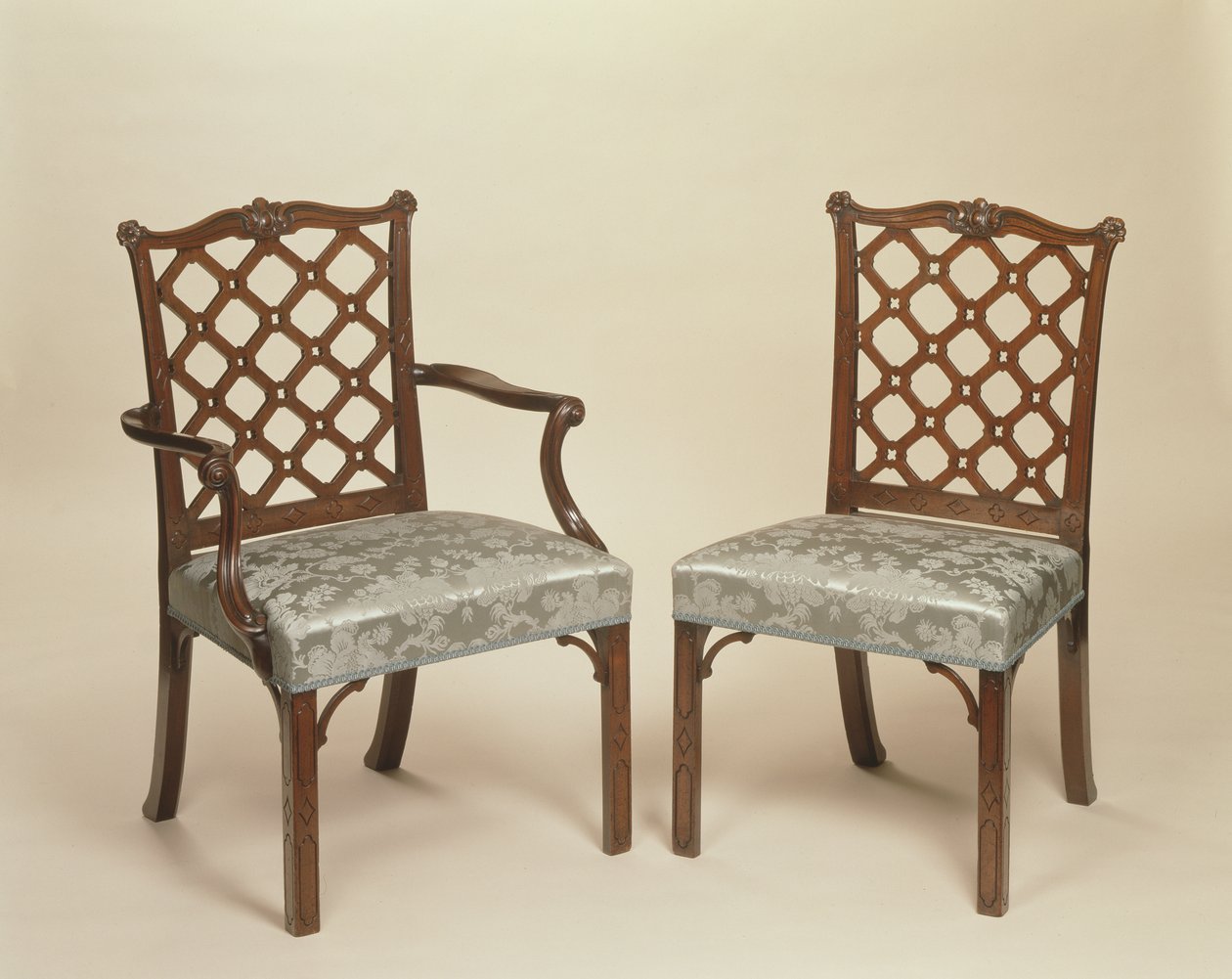 زوج من كراسي تناول الطعام George III ، c.1765 (منحوتة من خشب الماهوجني والمفروشات) بواسطة روبرت مانوارنج