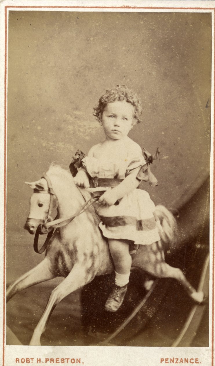 فتاة صغيرة تجلس على حصان هزاز ، 1860 (طبعة زلال) بواسطة روبرت هـ. بريستون