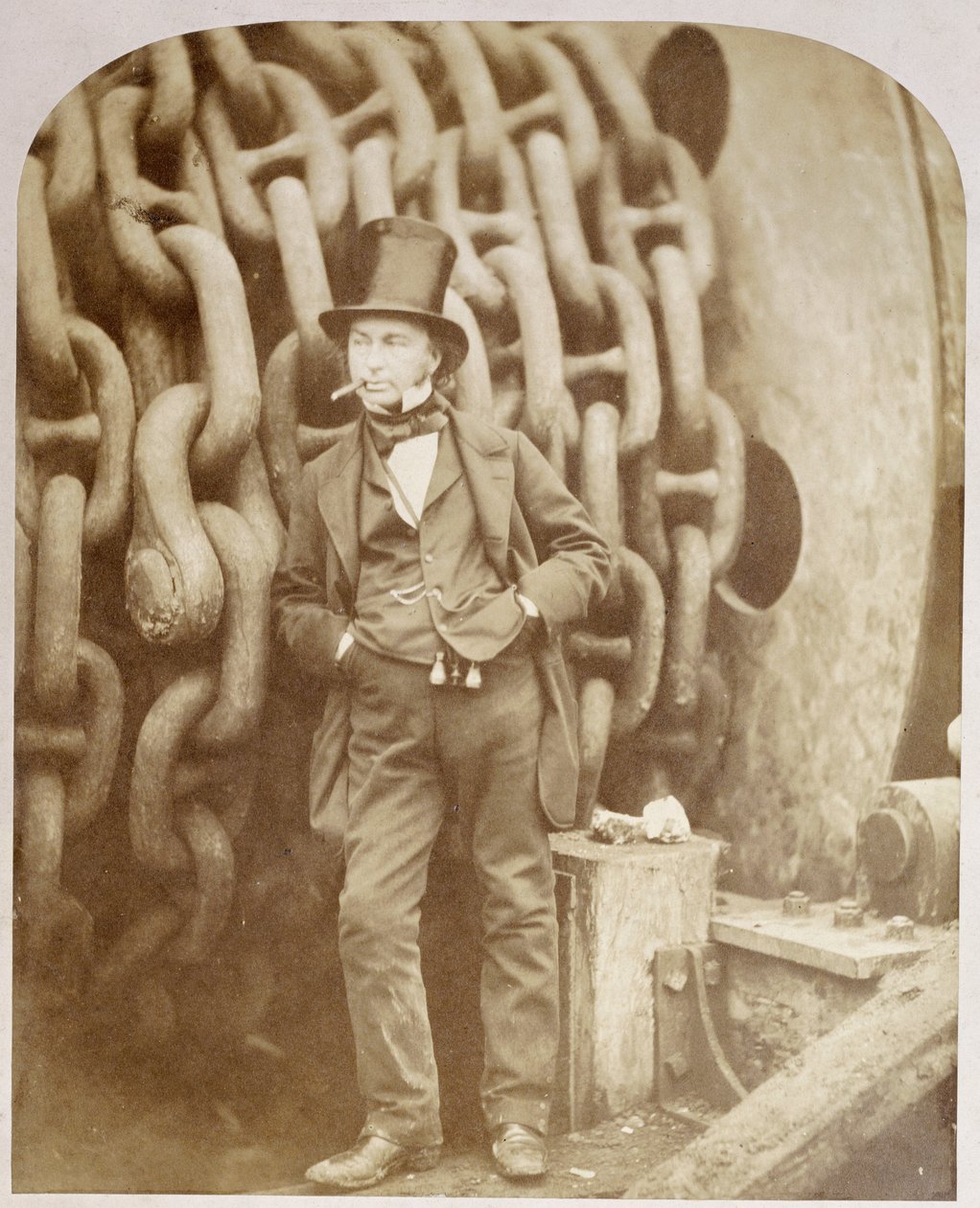 Isambard Kingdom Brunel في Millwall ، متكئًا على Chain Drum ، نوفمبر 1857 بواسطة روبرت هوليت