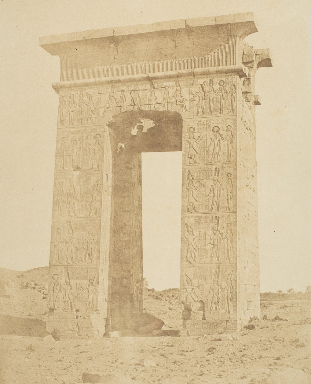 بوابة بطليموس فيلوميدير ، 180 قبل الميلاد ، الكرنك ، كاليفورنيا. 1856. بواسطة روبرت موراي.