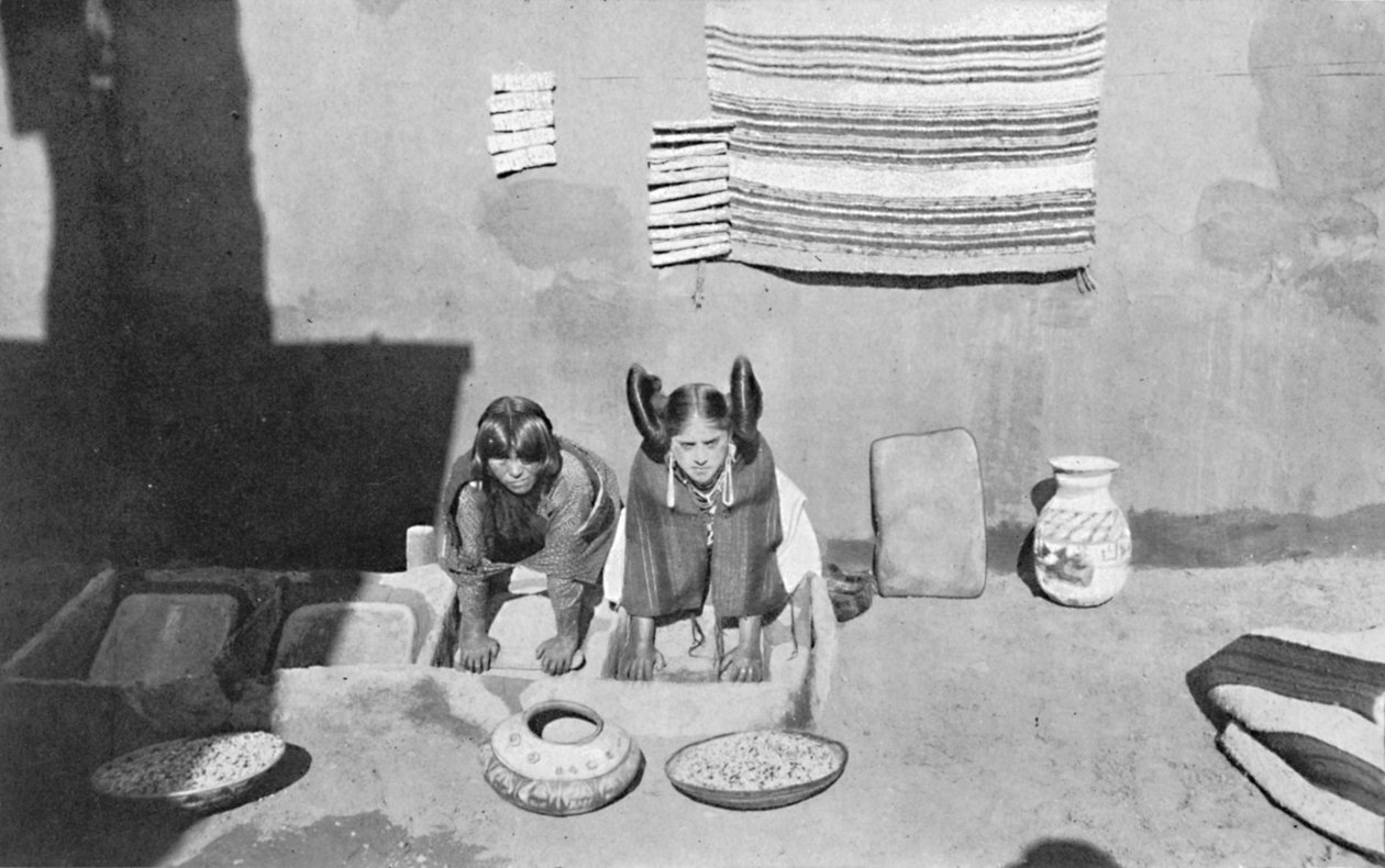 هوبي هنديات هنود يطحنن وجبة الذرة ، والبي ، أريزونا ، 1912 بواسطة روبرت ويلسون شوفلدت