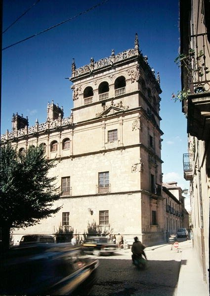 منظر لبرج قصر مونتيري ، بدأ في عام 1540 بواسطة خوان ورودريغو جيل دي هونتانون