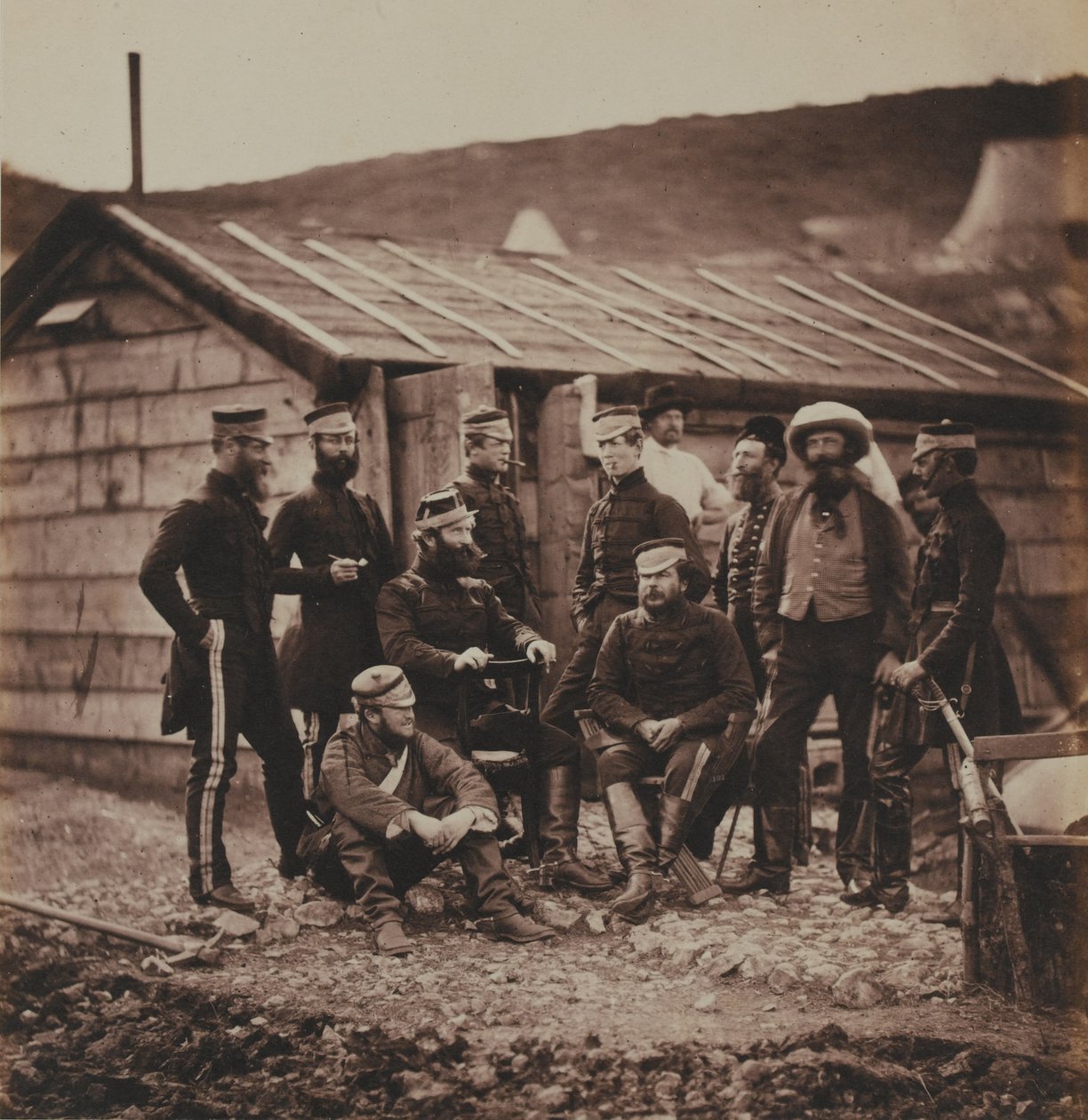 ضباط فوج 4th (The Queen&39;s Own) of Light Dragoons ، من ألبوم يحتوي على 52 صورة مرتبطة بحرب القرم ، 1855 بواسطة روجر فينتون