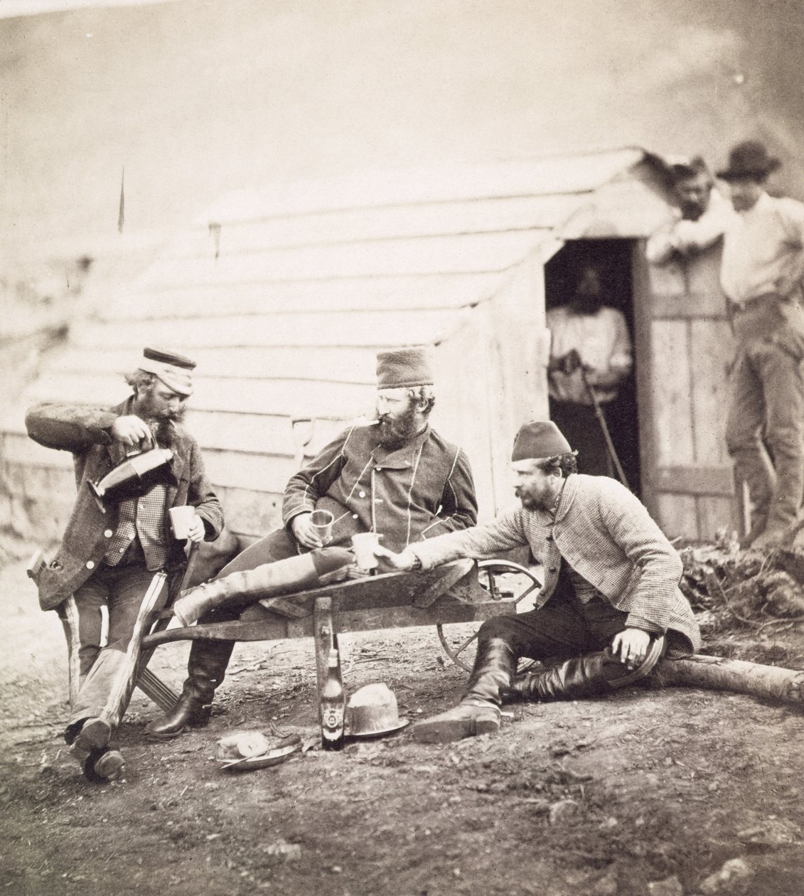 مشقة في المعسكر (العقيد لوي وكابتنز براون وجورج) ، 1855 (طبعة زلال من الرطب السلبي) بواسطة روجر فينتون