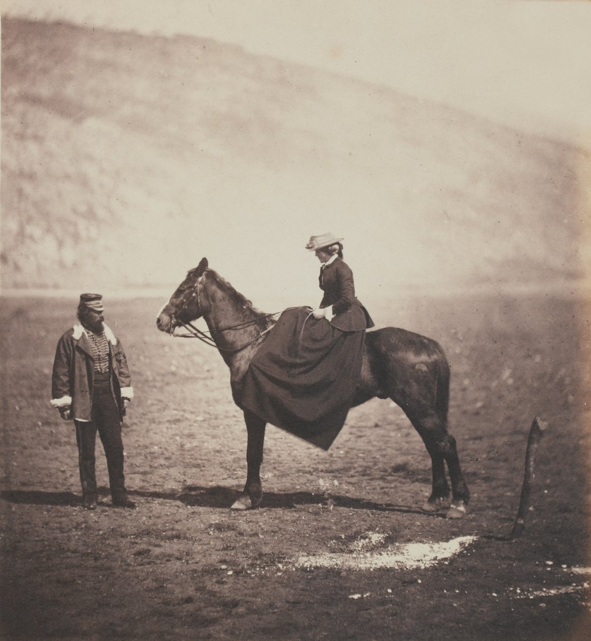 هنري Duberly Esq ، Paymaster 8 (الملك الملكي الأيرلندي) Light Dragoons (Hussars) والسيدة Duberly على حصان ، من ألبوم يحتوي على 52 صورة مرتبطة بحرب القرم ، 1855 بواسطة روجر فينتون