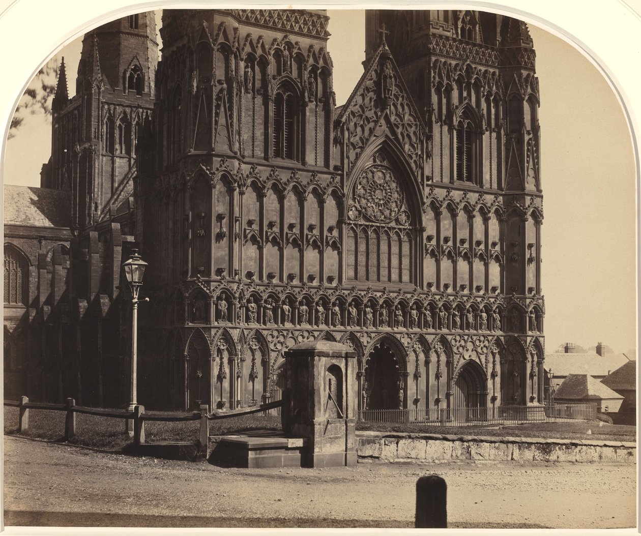 كاتدرائية Lichfield من الشمال الغربي ، 1858. بواسطة روجر فينتون