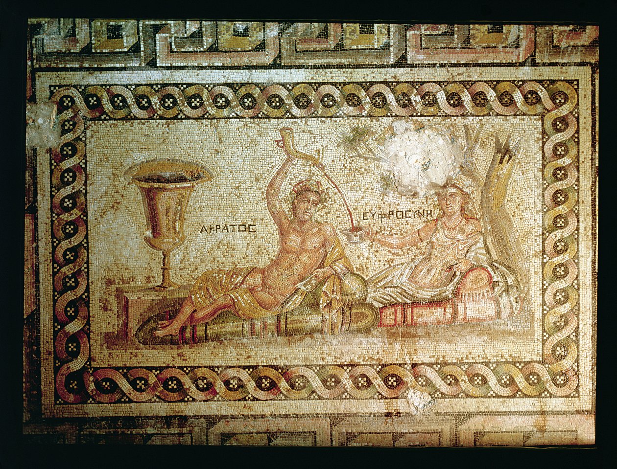 Akratos سكب النبيذ ، من Belkis أو Zeugma ، جنوب شرق تركيا (فسيفساء) بواسطة رواية