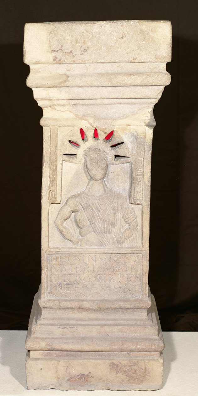 مذبح من Mithraeum ، Carrawburgh ، c.300 قبل الميلاد بواسطة رواية