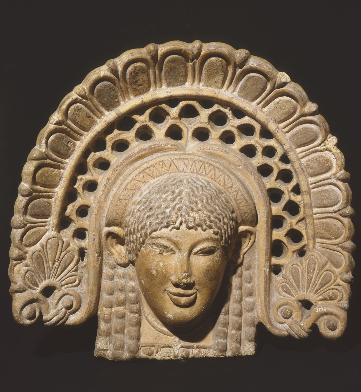 Antefix يصور رأس أنثى ، من Lanuvio بواسطة رواية
