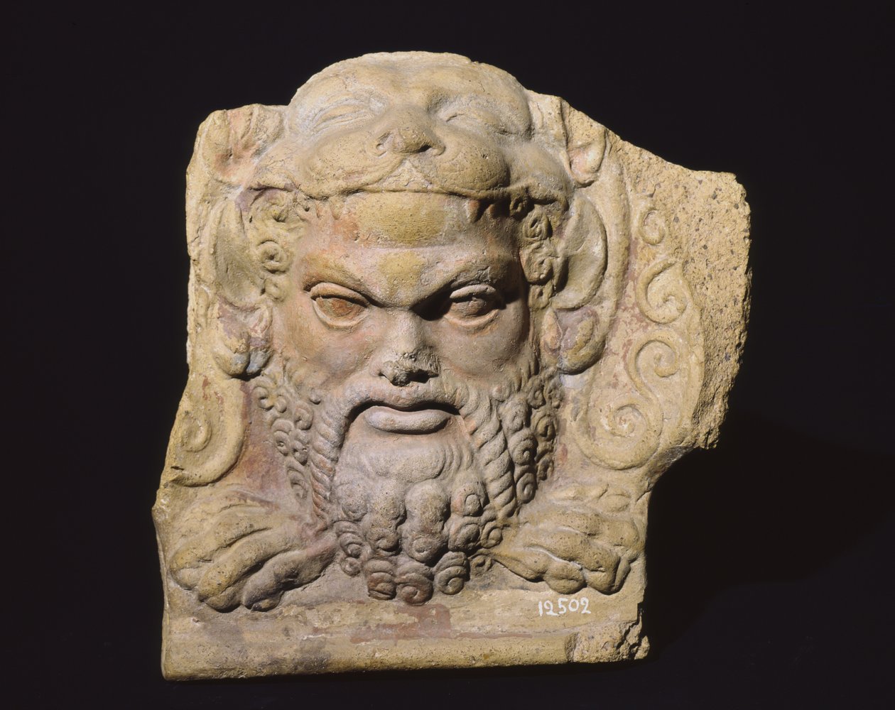 Antefix يصور رأس رجل ، من معبد ساسي كادوتي في Falerii بواسطة رواية