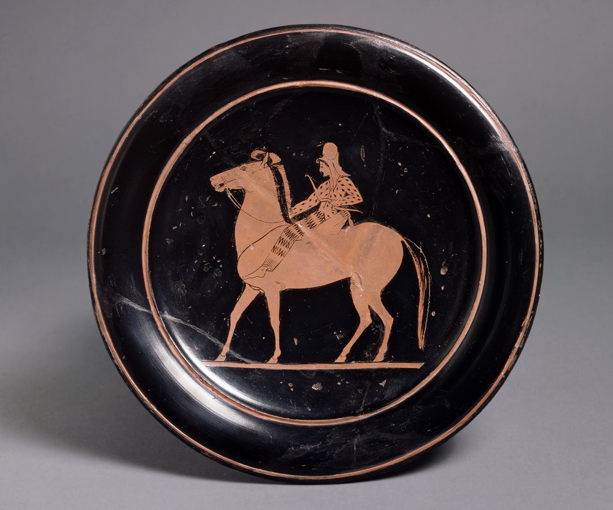 لوح أحمر الشكل العلية يظهر قوسًا مقوسًا في زي شرقي ، منقوش Miltiades kalos ، 520-510 قبل الميلاد (سيراميك) بواسطة رواية