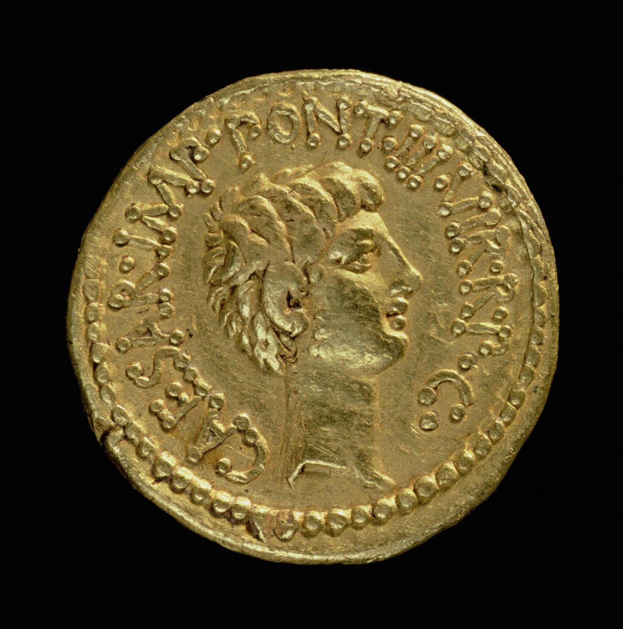 Aureu (عكسي) ضُرب من قبل ماركوس أنطونيوس برأس أوكتافيان (63 ق.م -14 م) (ذهبي) نقش: CAESAR IMP PONT III VIR RPC (للوجه المقابل انظر 119139) بواسطة رواية