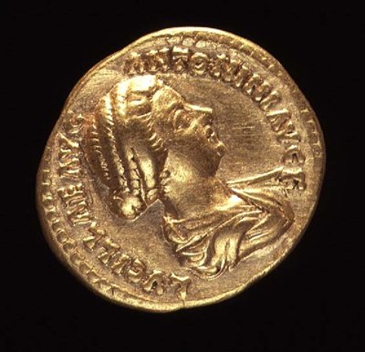 Aureus (الوجه) الذي يصور لوسيلا ، ابنة ماركوس أوريليوس (161 - 180 م). نقش: LUCILLAE AVG ANTONINI AVG F (ذهبي) (للخلف انظر 119147) بواسطة رواية