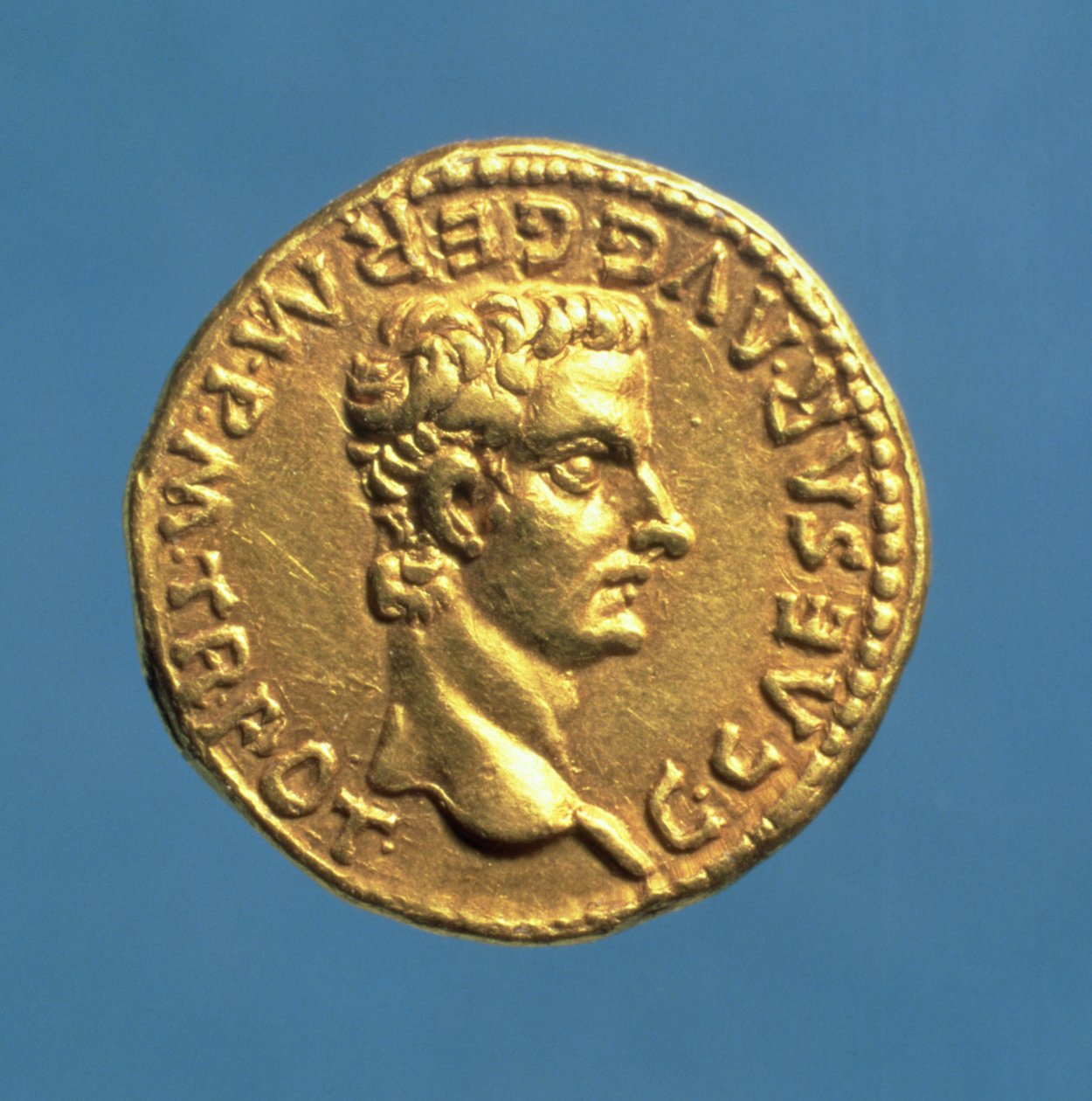 Aureus (الوجه) من كاليجولا (37-41 م) عاري الرأس. (الذهب) نقش: C CAESAR AVG GERM PM TR POT بواسطة رواية