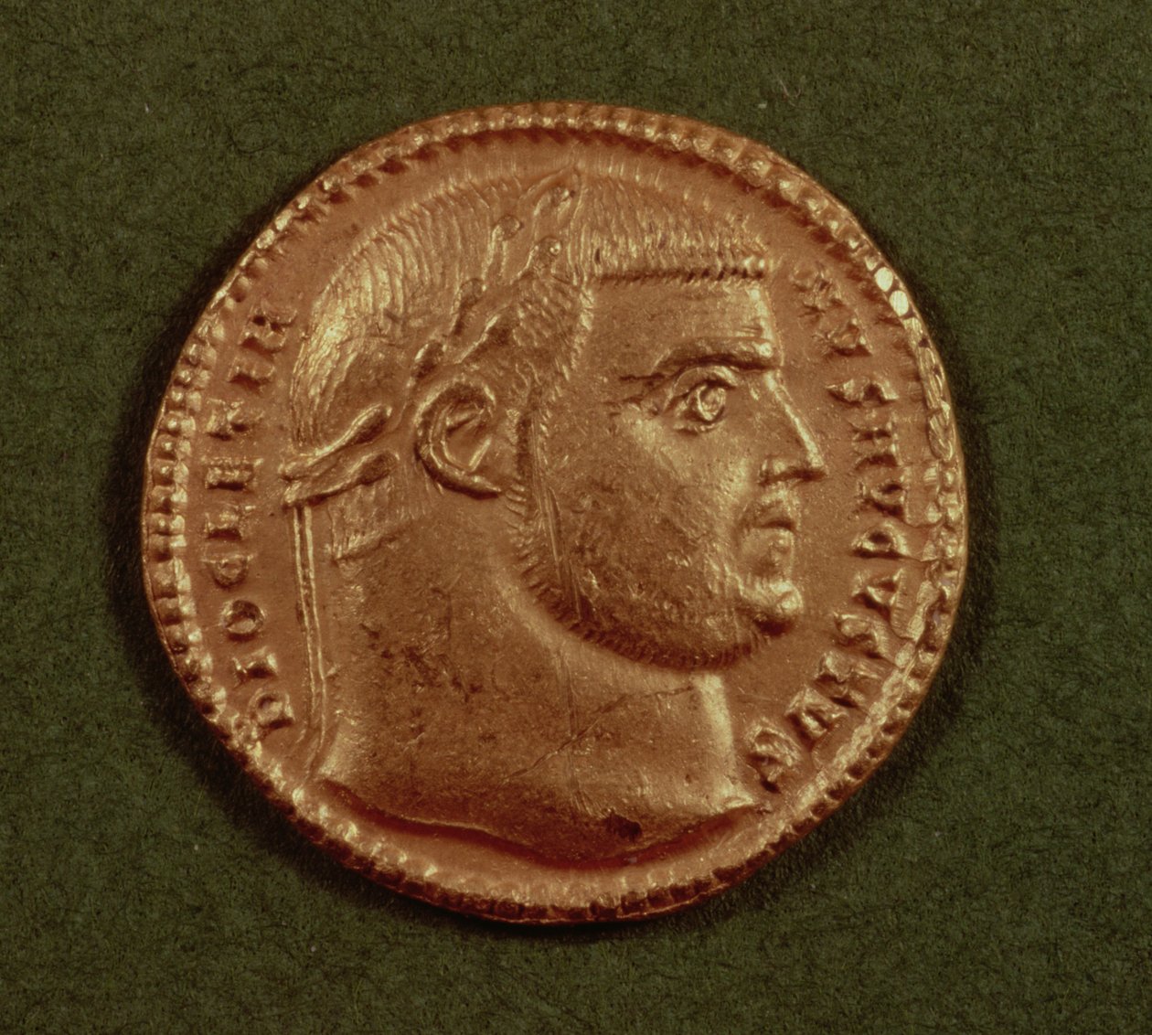 Aureus (الوجه) من دقلديانوس (Ad 284-305 م) يرتدي إكليل الغار. Iscription: DIOCLETIANVS AVGVSTVS (ذهبي) بواسطة رواية