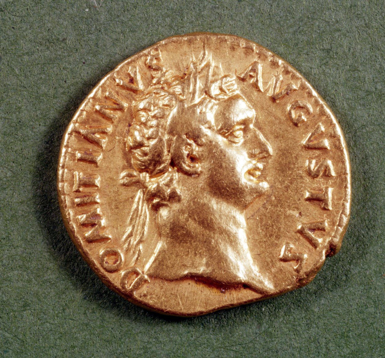 Aureus (الوجه الآخر) لدوميتيان (81-96 م) يرتدي إكليل الغار. نقش: DOMITIANVS AVGVSTVS (ذهبي) بواسطة رواية