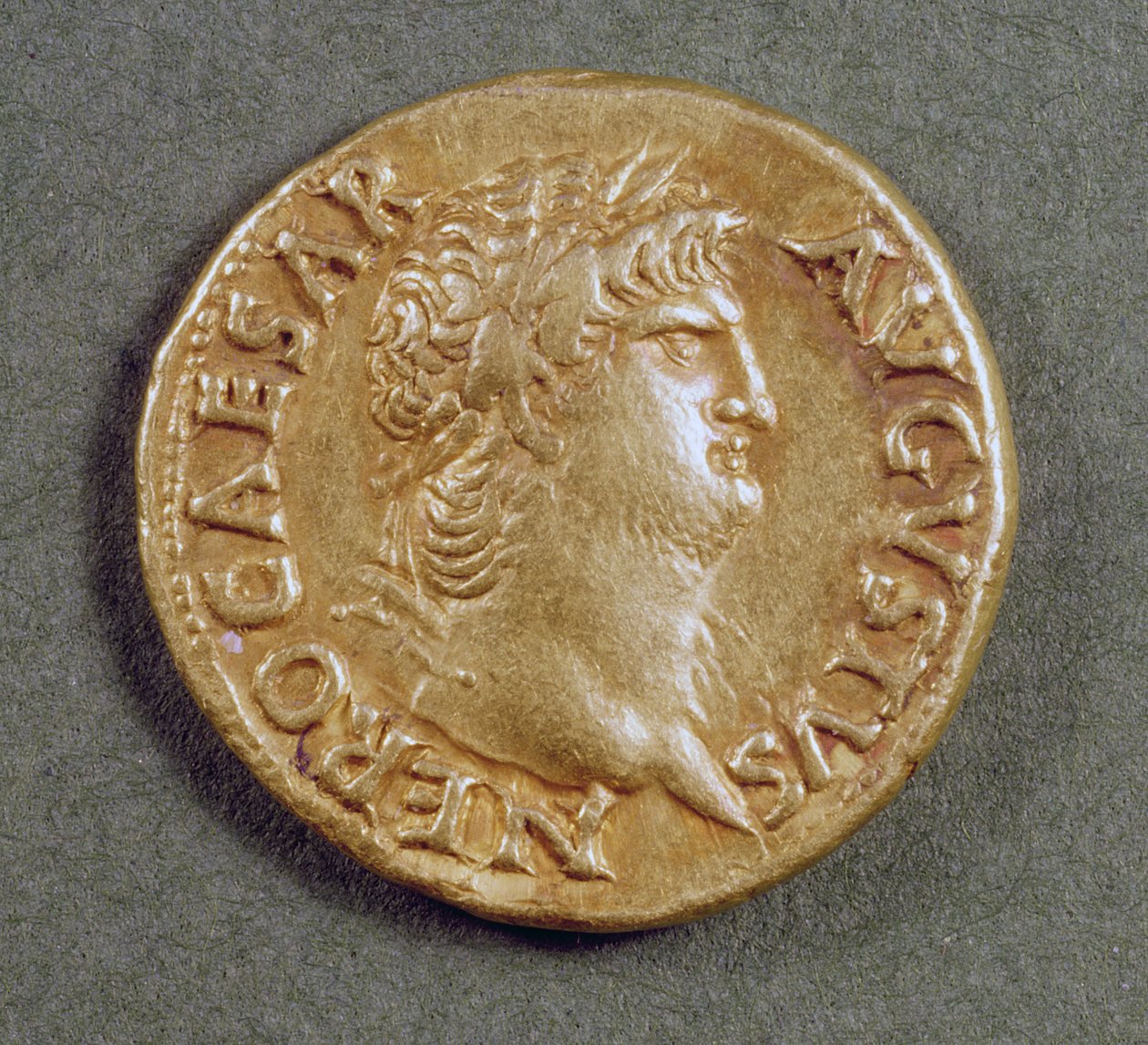 Aureus (الوجه) من Nero (54 - 68 م) يرتدي إكليل الغار. نقش: NERO CAESAR AVGVSTVS (ذهبي) بواسطة رواية