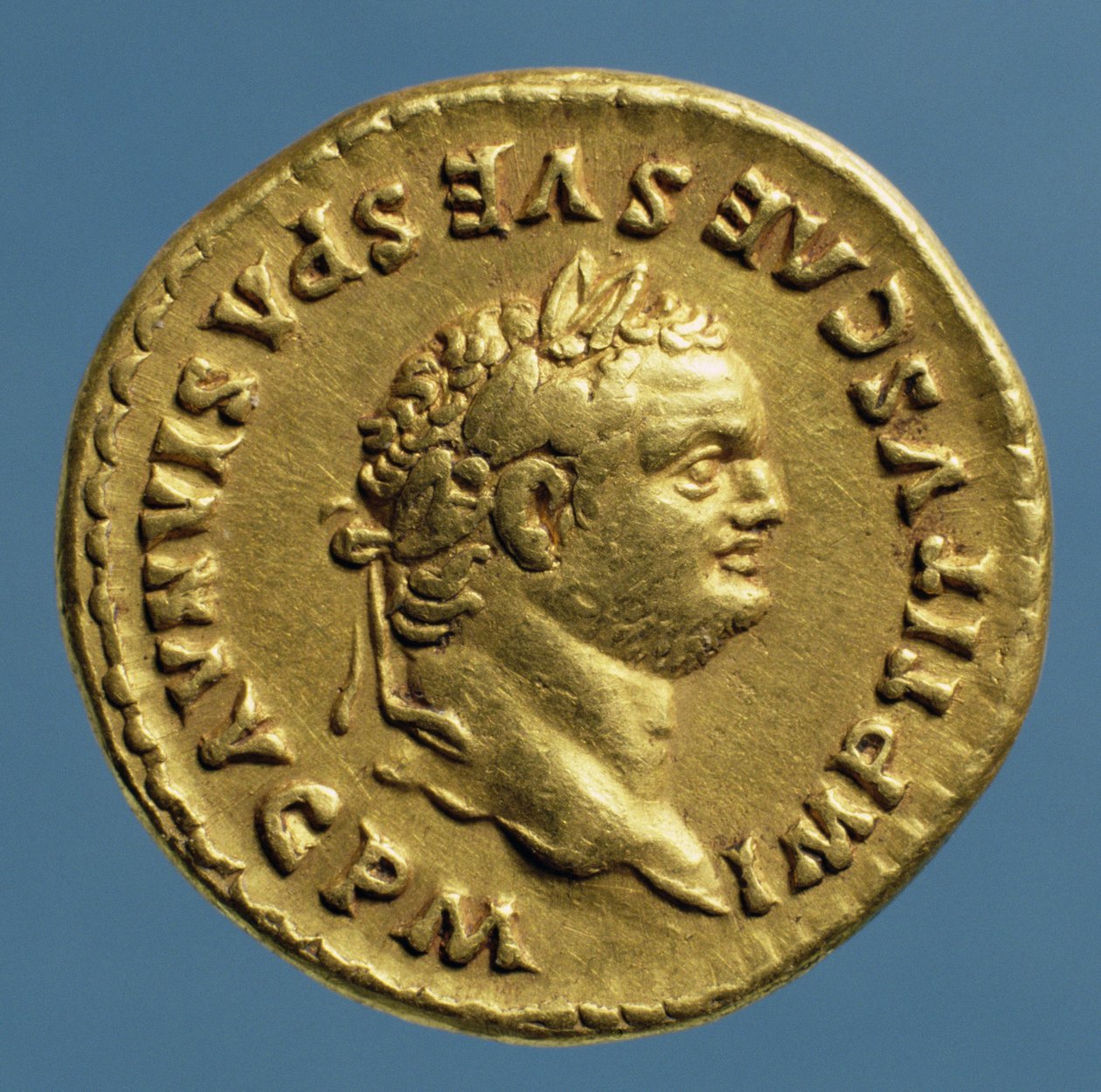 Aureus (وجه) تيتوس (79 م - 81 م) يرتدي إكليل الغار. (الذهب) نقش: IMP TITVS CAES VESPASIAN AVG PM بواسطة رواية