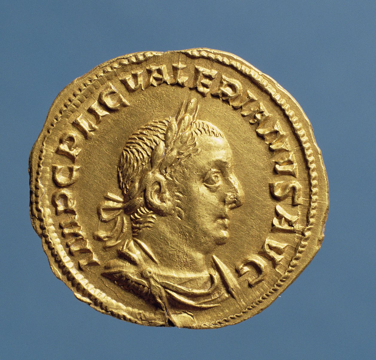 Aureus (الوجه) من Valerian I (253-260) ملفوفة ، مشدودة ، ترتدي إكليل الغار. نقش: IMP CP LIC VALERIANVS AVG (ذهبي) بواسطة رواية