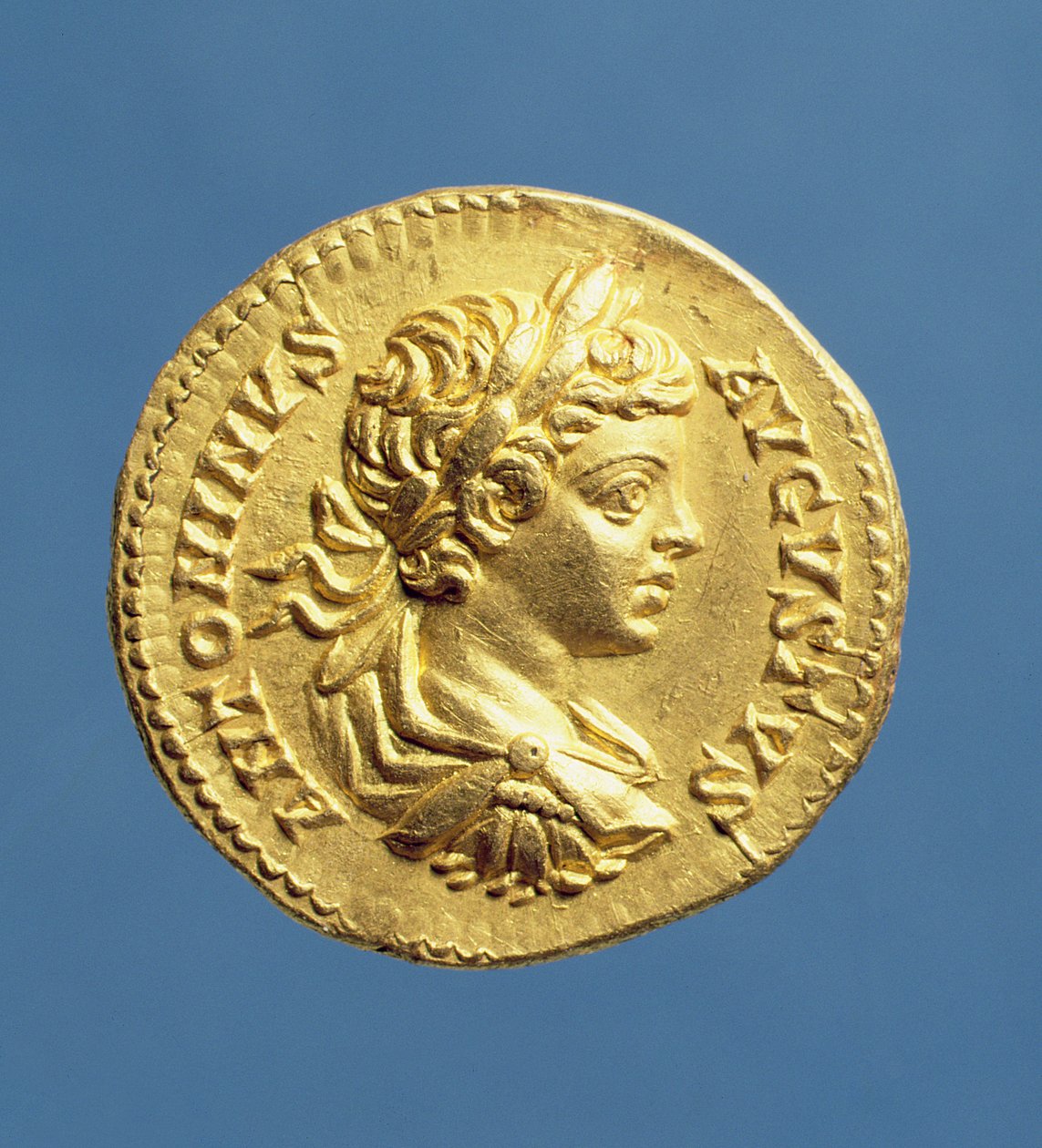 Aureus (وجه) مع رأس عنب كركلا (196-217) ، من العنب ، يرتدي إكليل الغار. تم سكبها تحت سيبتيموس سيفيروس (193-211) نقش: ANTONINVS AVGUSTVS (ذهبي) بواسطة رواية