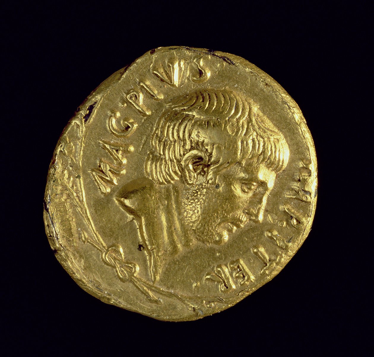 Aureus (الوجه) مع الرأس العاري لـ Sextus Pompeius (78-35 قبل الميلاد) النقش: MAG PIVS IMP ITER (ذهبي) (للخلف انظر 119143) بواسطة رواية