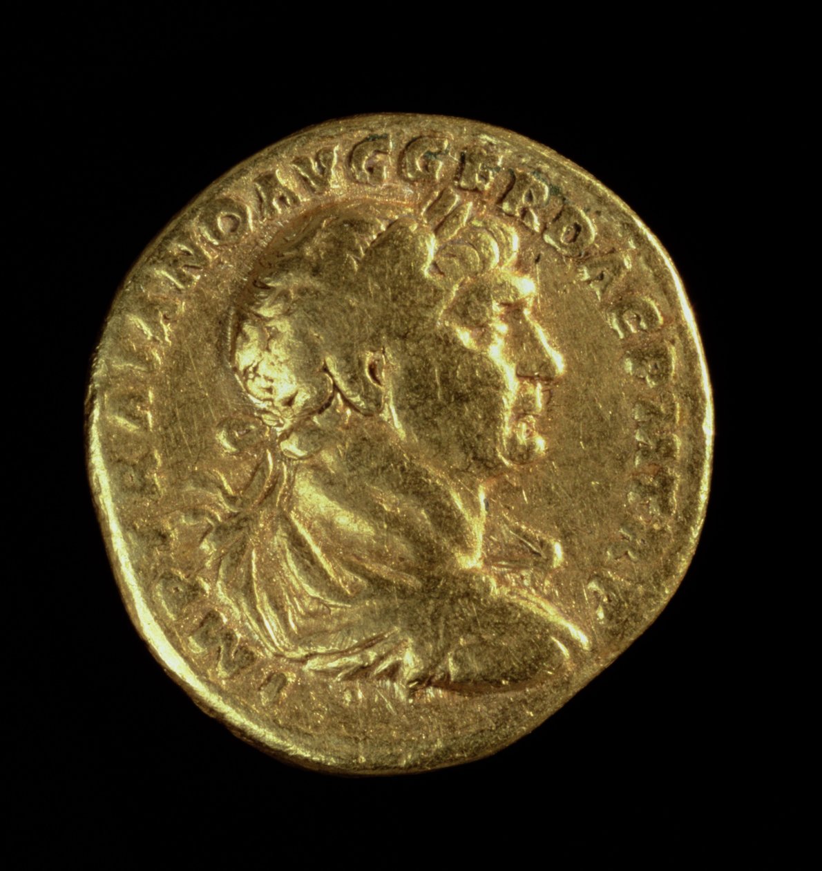 Aureus (الوجه) مع تمثال نصفي من تراجان (98 - 117 م) يرتدي إكليل الغار (ذهبي) النقش: IMP TRAIANO AVG GER DAC PM TR P (للخلف انظر 119145) بواسطة رواية