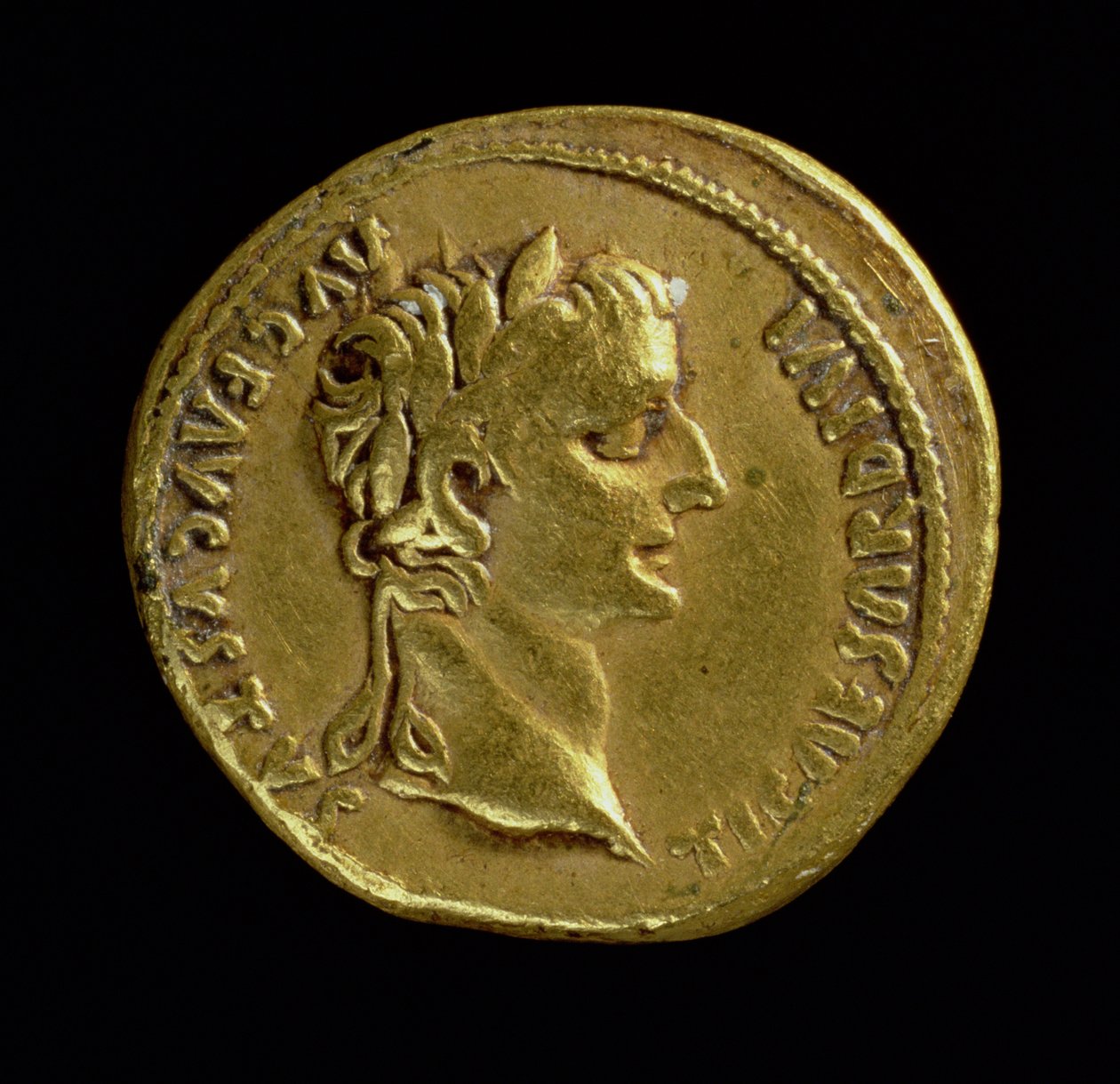 Aureus (الوجه) مع رأس طبرية (14 م - 37 م) يرتدي إكليل الغار. نقش: TI CAESAR DIVI AVG F AVGVSTVS (ذهبي) (للخلف انظر 119138) بواسطة رواية